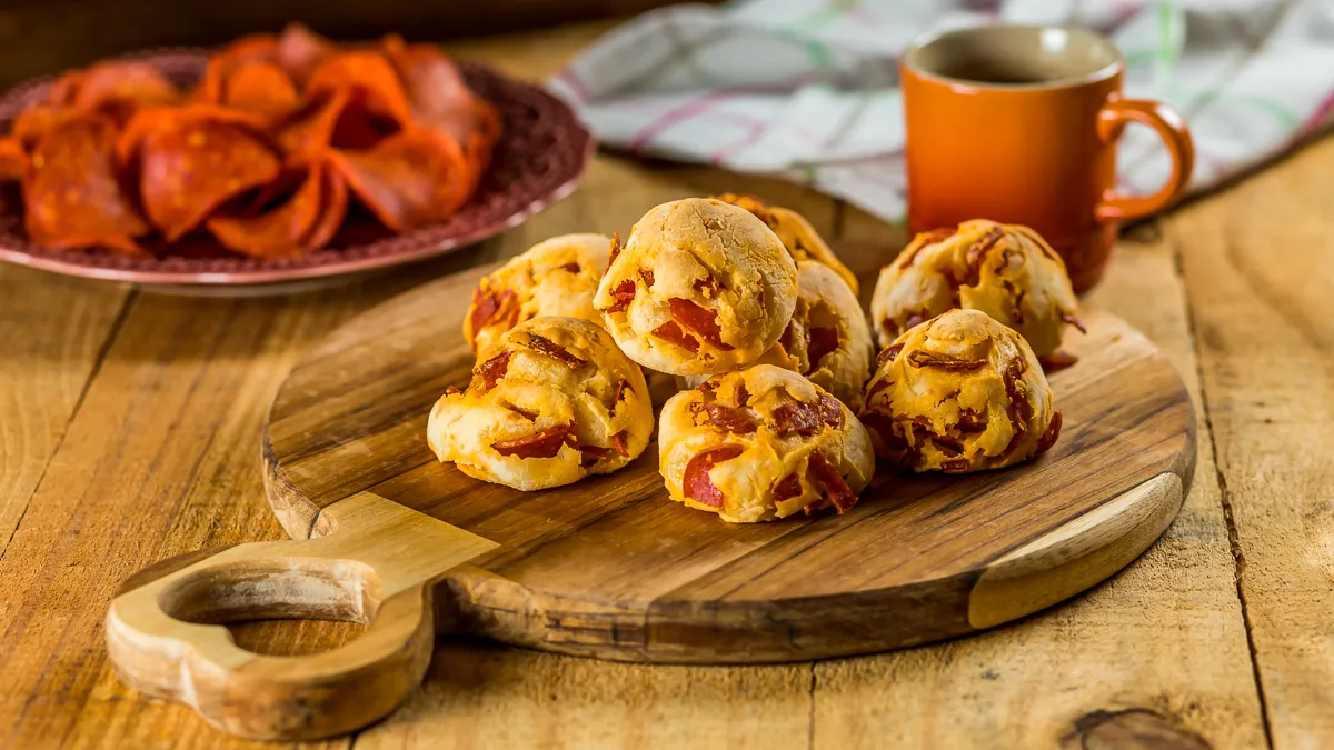 Pão de Queijo de Pepperoni com Queijo Minas Curado