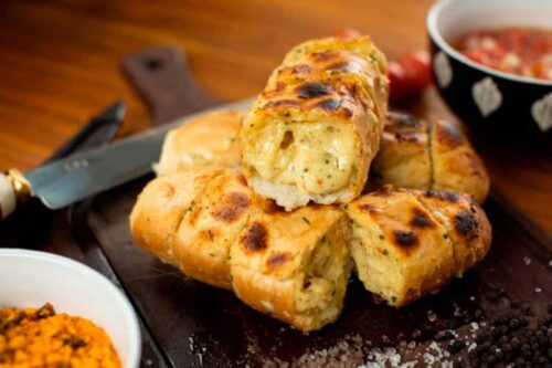 Como fazer pão de alho sem queimar: conheça 8 dicas