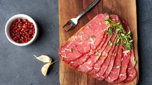 Qual a diferença entre pastrami e rosbife?