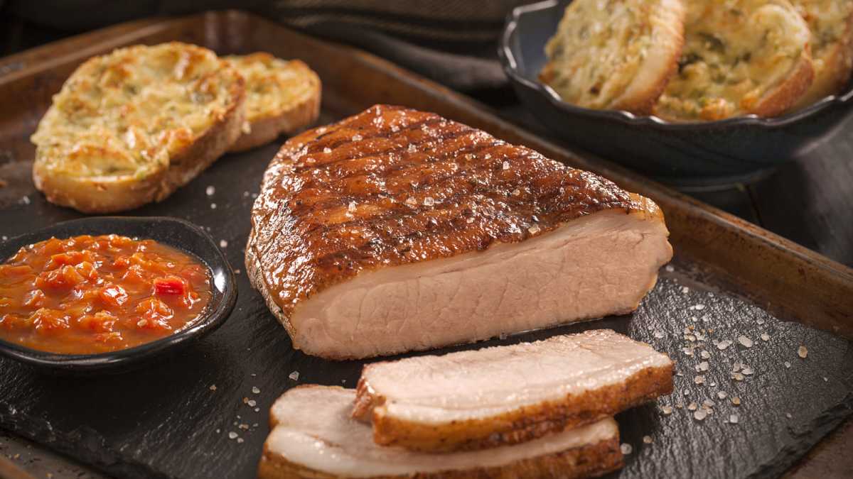 Picanha Suína ao Alho na Churrasqueira com Molho de Tomate Seco e Torrada de Pão e Parmesão