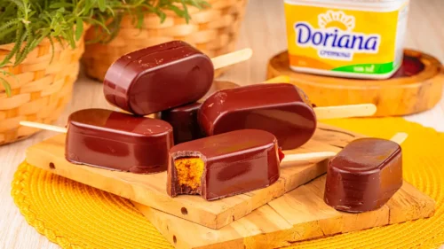 Essa receita de picolé de bolo de cenoura com chocolate vai surpreender sua família na Páscoa