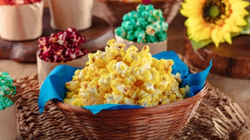Receita de pipoca doce colorida: fácil, saborosa e perfeita para alegrar a criançada na Festa Junina