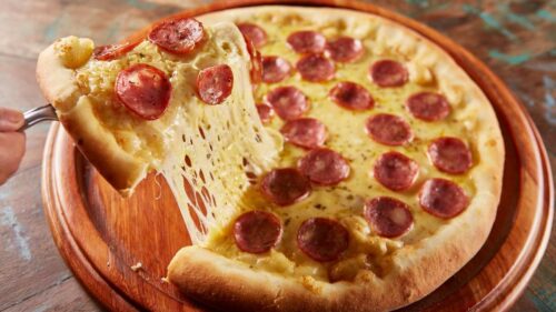 Como fazer pizza calabresa fácil e caseira: veja a receita!