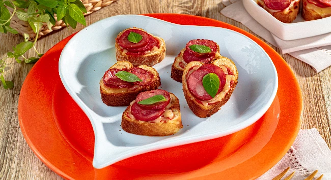 pizza de coração servido em prato em formato de vidro