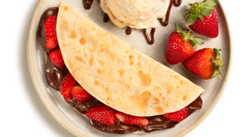 Pizza de frigideira de chocolate com morango