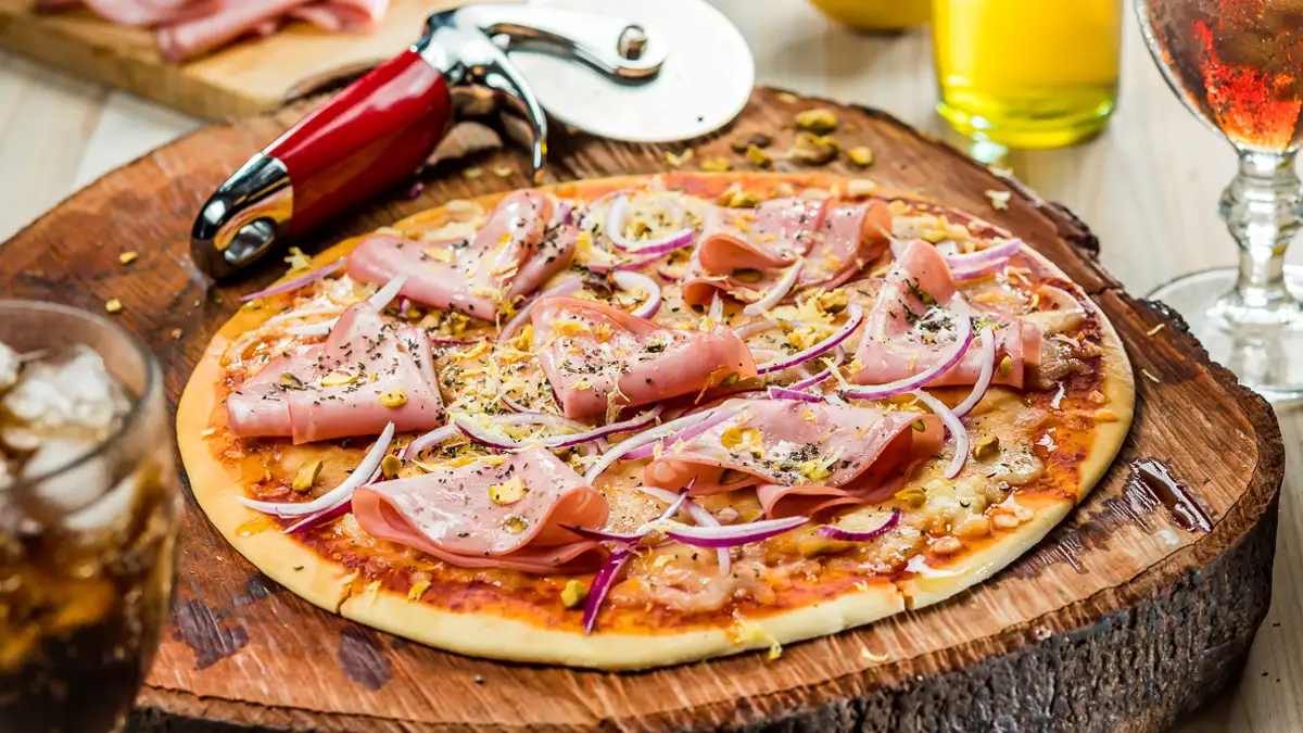 Pizza de Mortadela Italiana com Pistache e Raspas de Limão