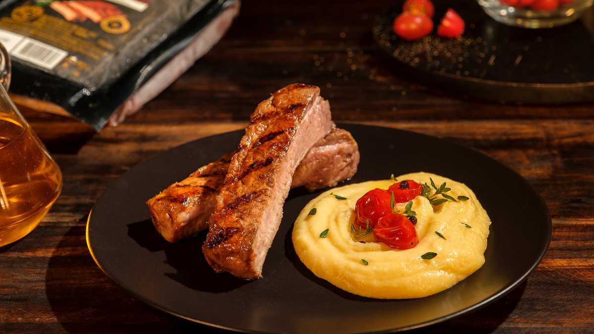 Polenta Cremosa com Costela Suína