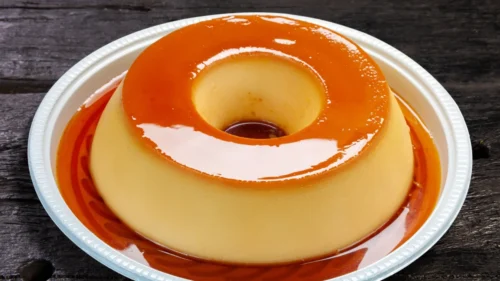 Descobrimos qual é o segredo para fazer pudim de leite condensado sem furinhos. Veja!