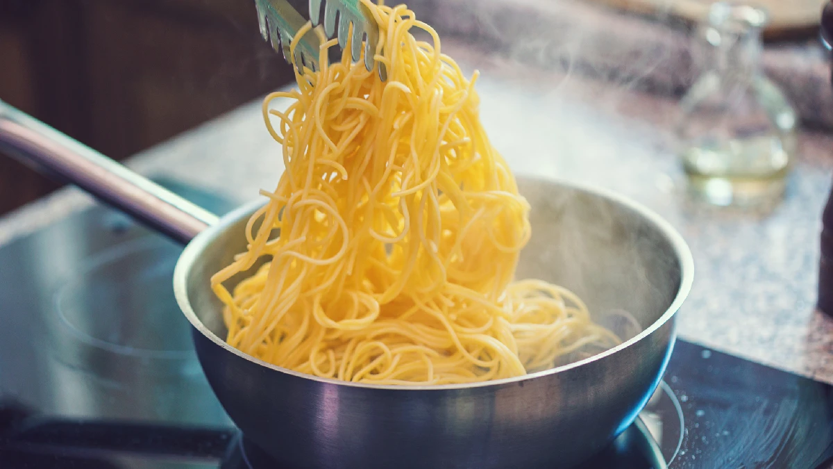 É assim que os chefs evitam macarrão grudento — aprenda como fazer igual em casa