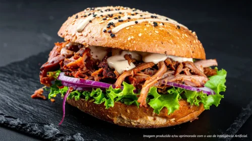 Hambúrguer artesanal de costela defumada maionese de alho e salada