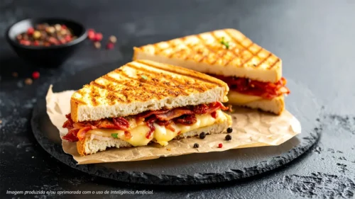 Panini de bacon com queijo gruyère e tomate seco