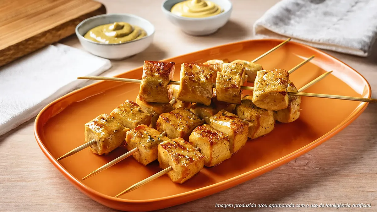 Espetinho de frango com mostarda