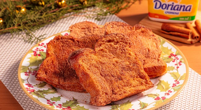 Prato branco com decoração natalina servindo rabanadas