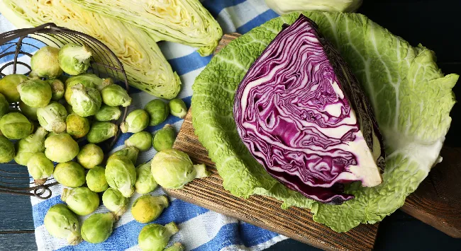 Repolhos em uma mesa.