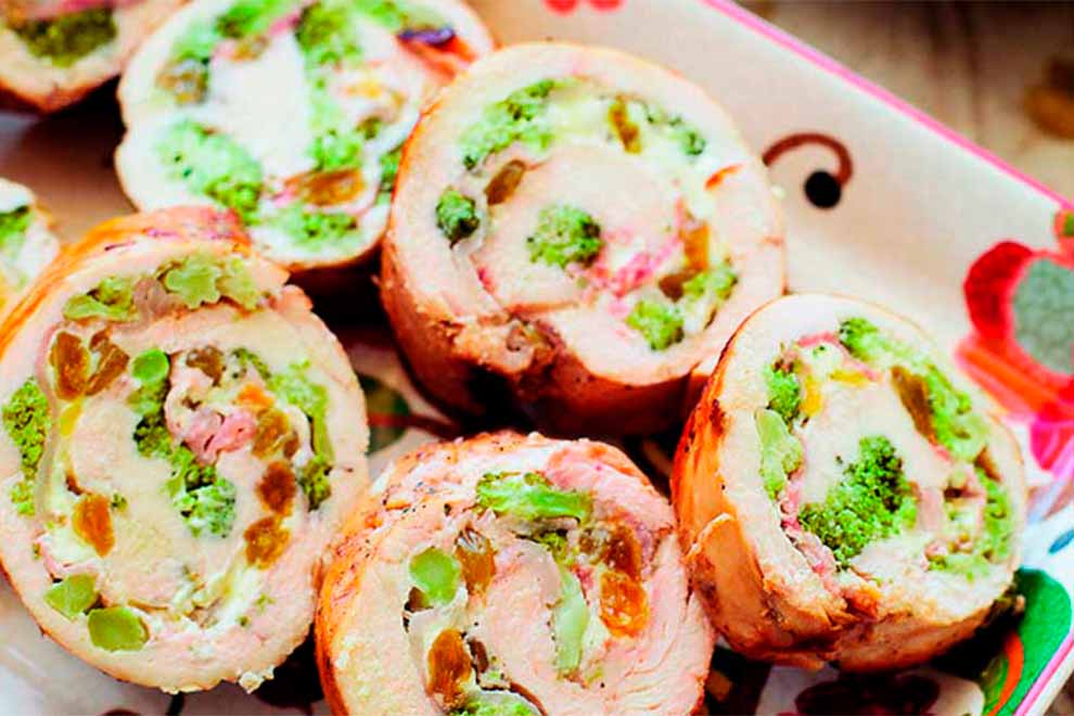 Rolê de frango recheado com brócolis e bacon