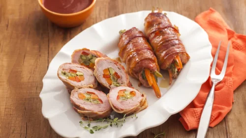 Rolinhos de Lombo com Bacon e Legumes