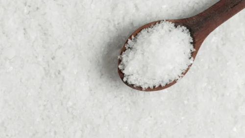 Quer reduzir o sal? Esse truque com temperos naturais funciona mesmo