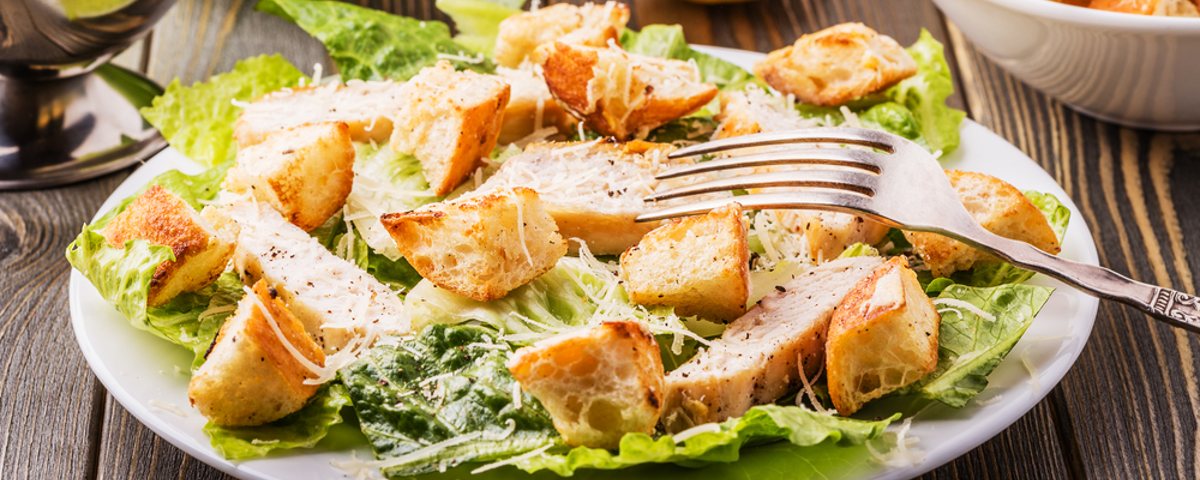 Salada Caesar com Frango Empanado