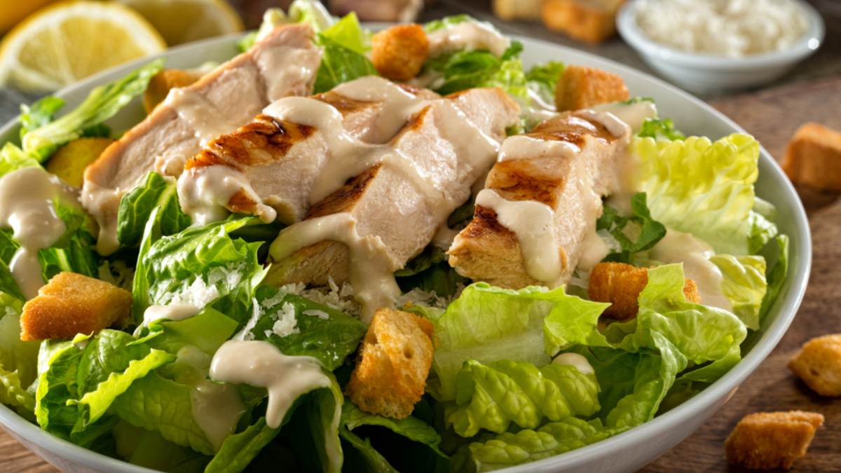 Salada caesar: aprenda a fazer o molho, frango grelhado e mais