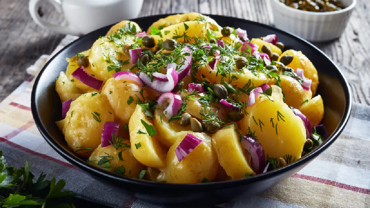 Salada de batata alemã: receita clássica e fácil de preparar