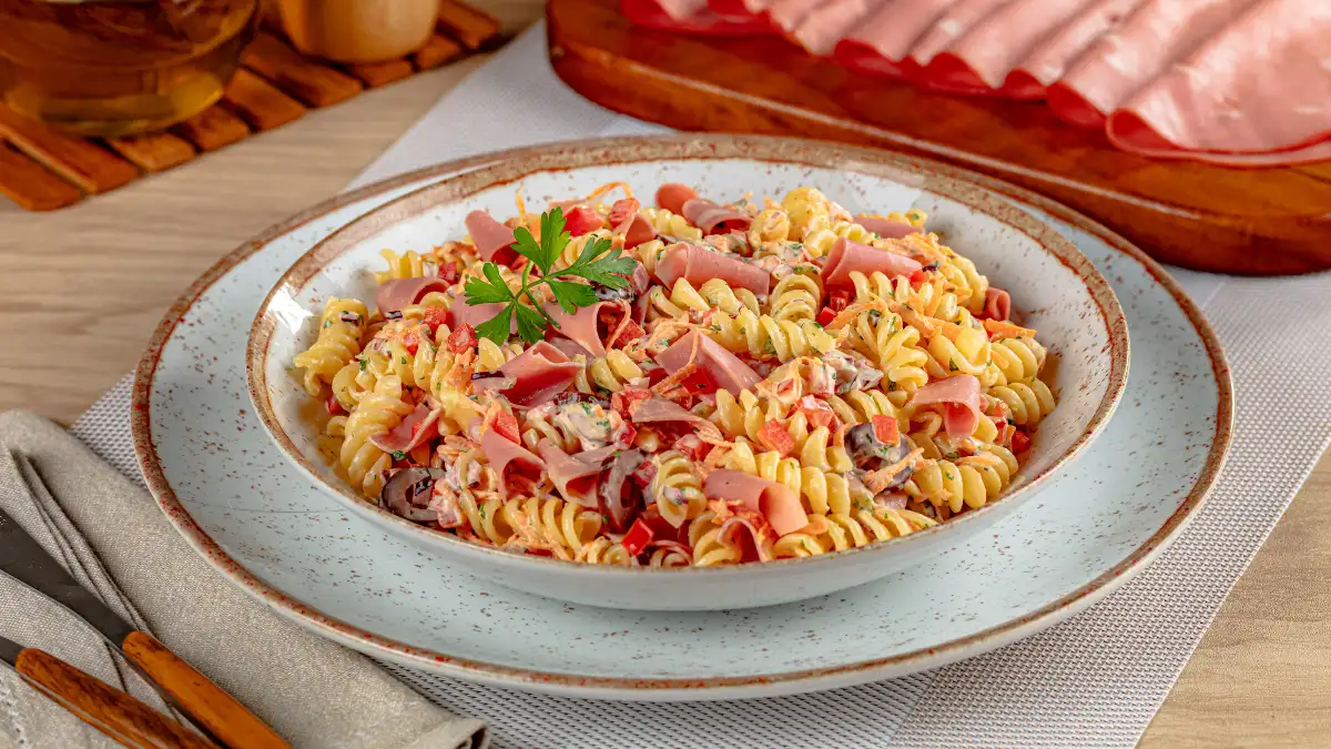 Salada de macarrão parafuso com mortadela