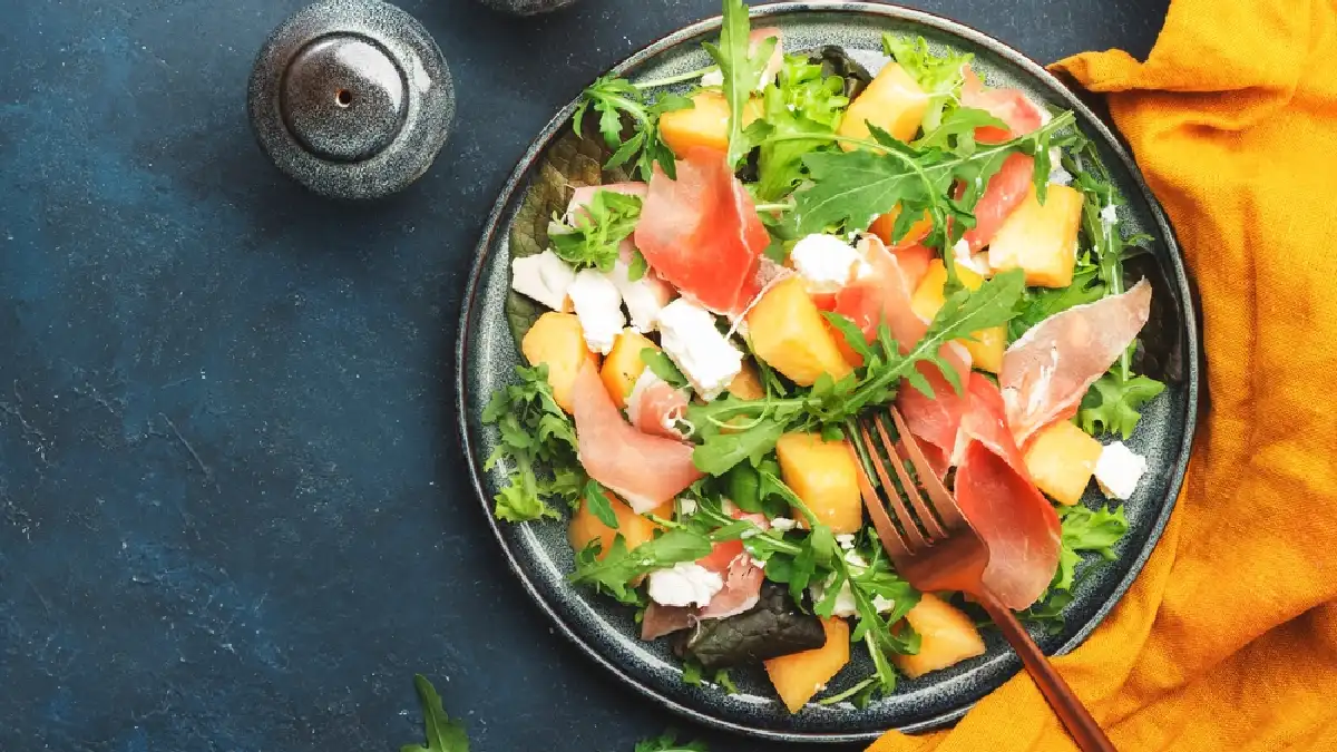 Salada Mix de Brotos com Presunto Parma, Melão e Pera