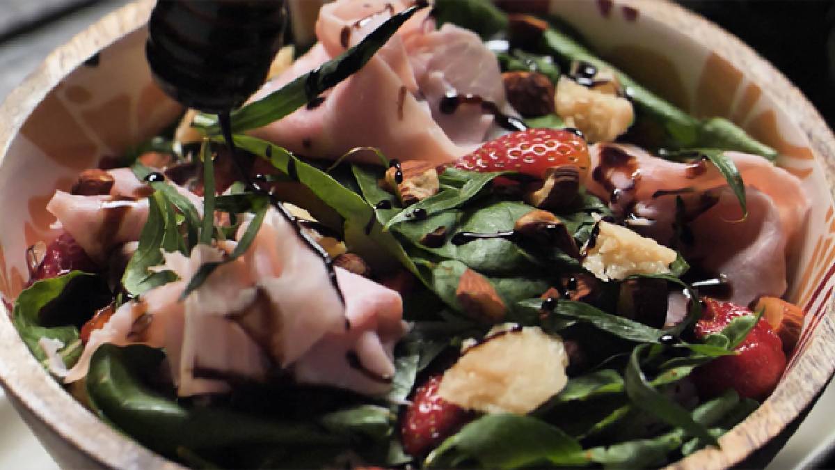 Salada de Rúcula com Presunto Royal, Estragão, Morango, Amêndoa Tostada e Redução de Balsâmico