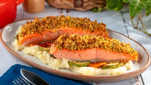 Salmão assado com crosta de pistache