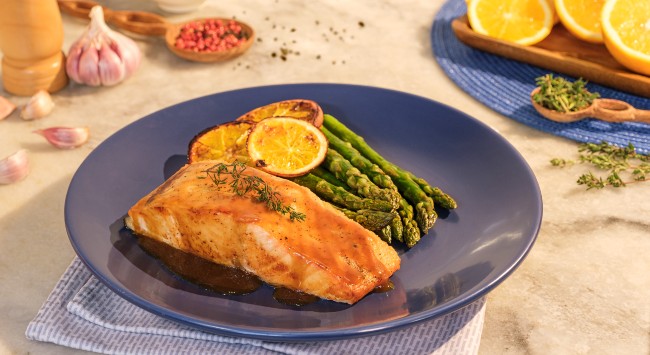 salmão no forno com aspargos grelhados e molho de laranja