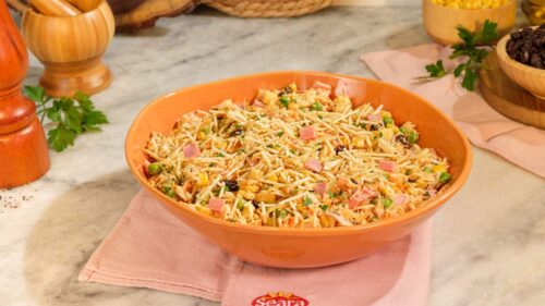 Comidas leves e frescas com frango para jantar no calor