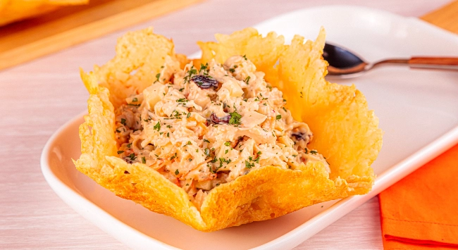 Salpicão de frango servido na cestinha de queijo
