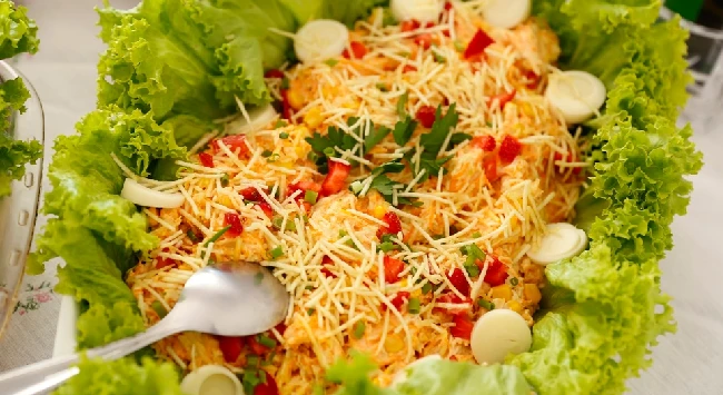 salpicão vegano servido com alface