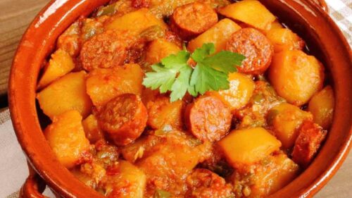 Salsicha com batata: receita de refogado super econômico para dia a dia