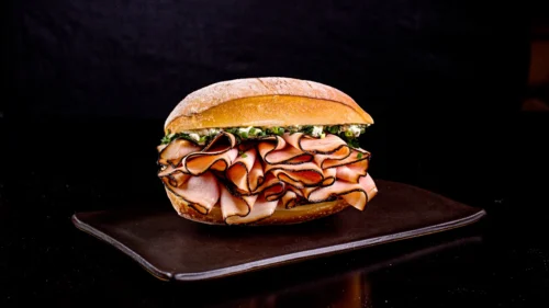 O que é presunto alemão? Conheça o frio de pernil defumado e banhado em zimbro