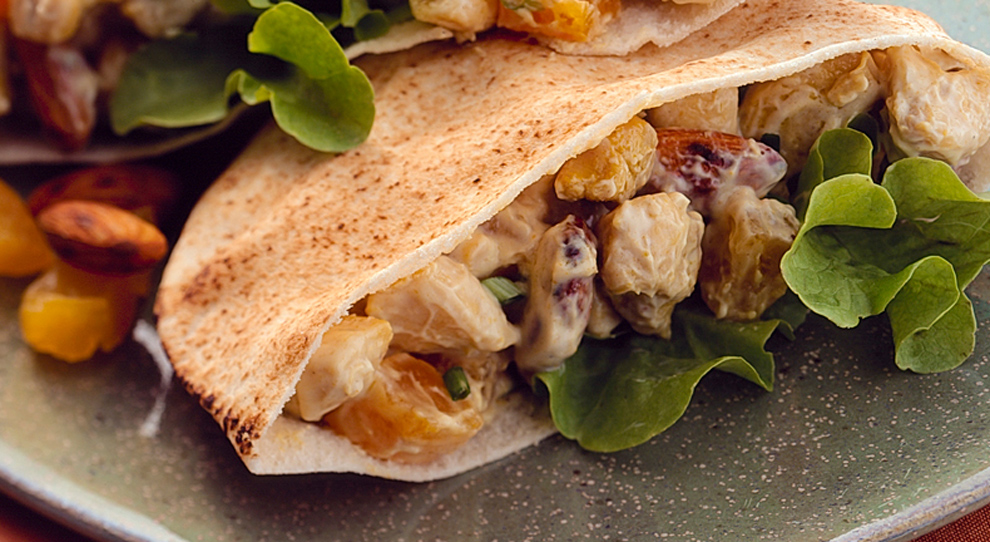 Sanduíche de Frango com Curry, Amêndoas e Damasco