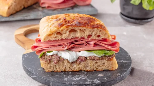 Sanduíche de mortadela com burrata na focaccia