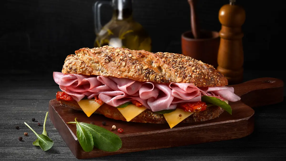 Sanduíche de Mortadela no Pão de Grãos