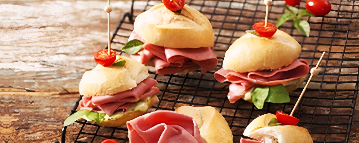 Sanduíche de Mortadela com Maionese Caseira no Mini Pão Francês