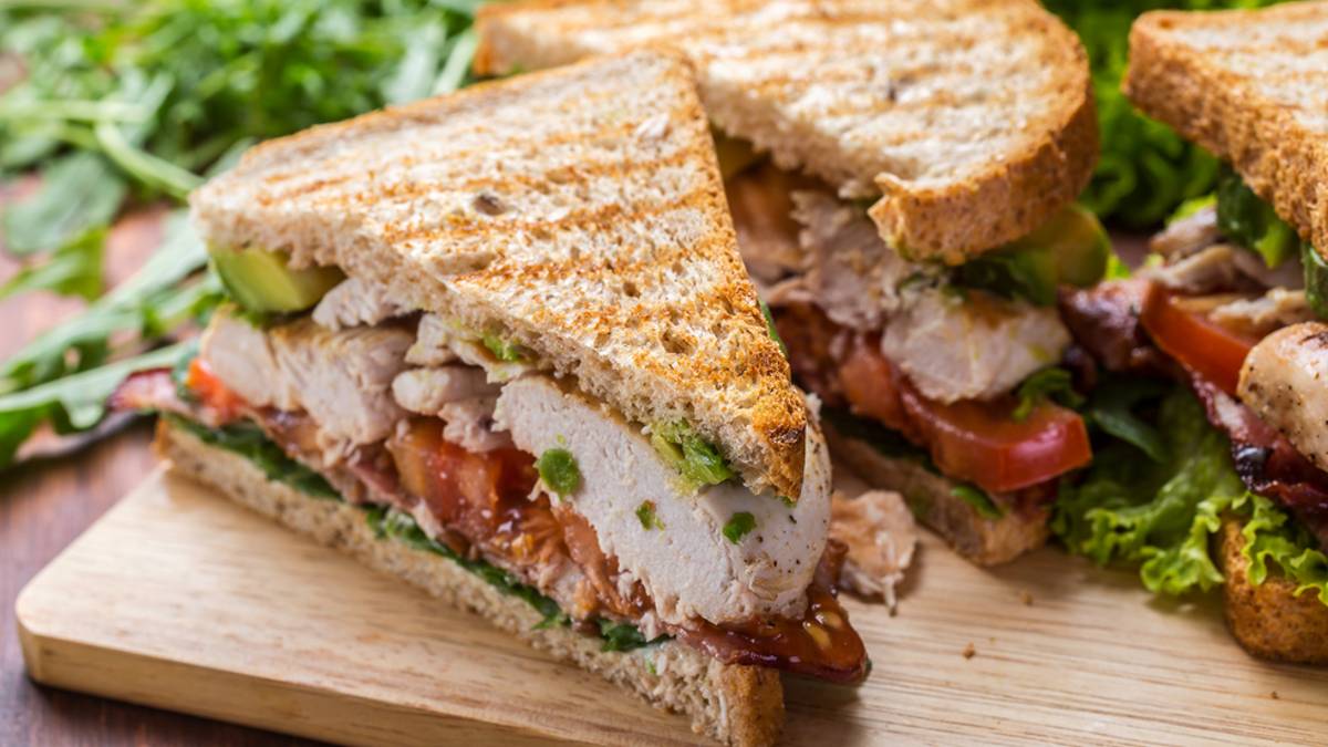 Sanduíche Natural de Frango Grelhado com Abacate