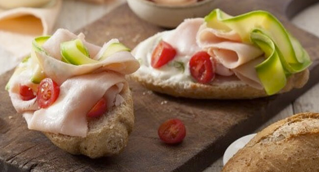 Sanduíche de Peito de Peru Defumado e Molho de Iogurte com Raspas de Limão