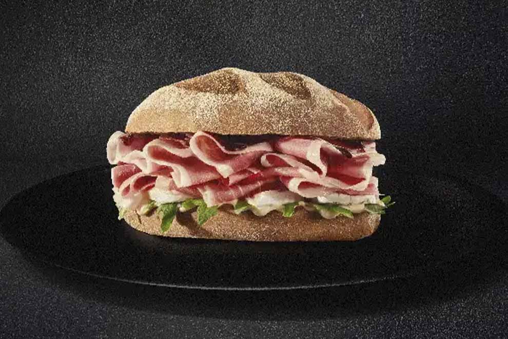 Sanduíche com presunto e alface em pão artesanal