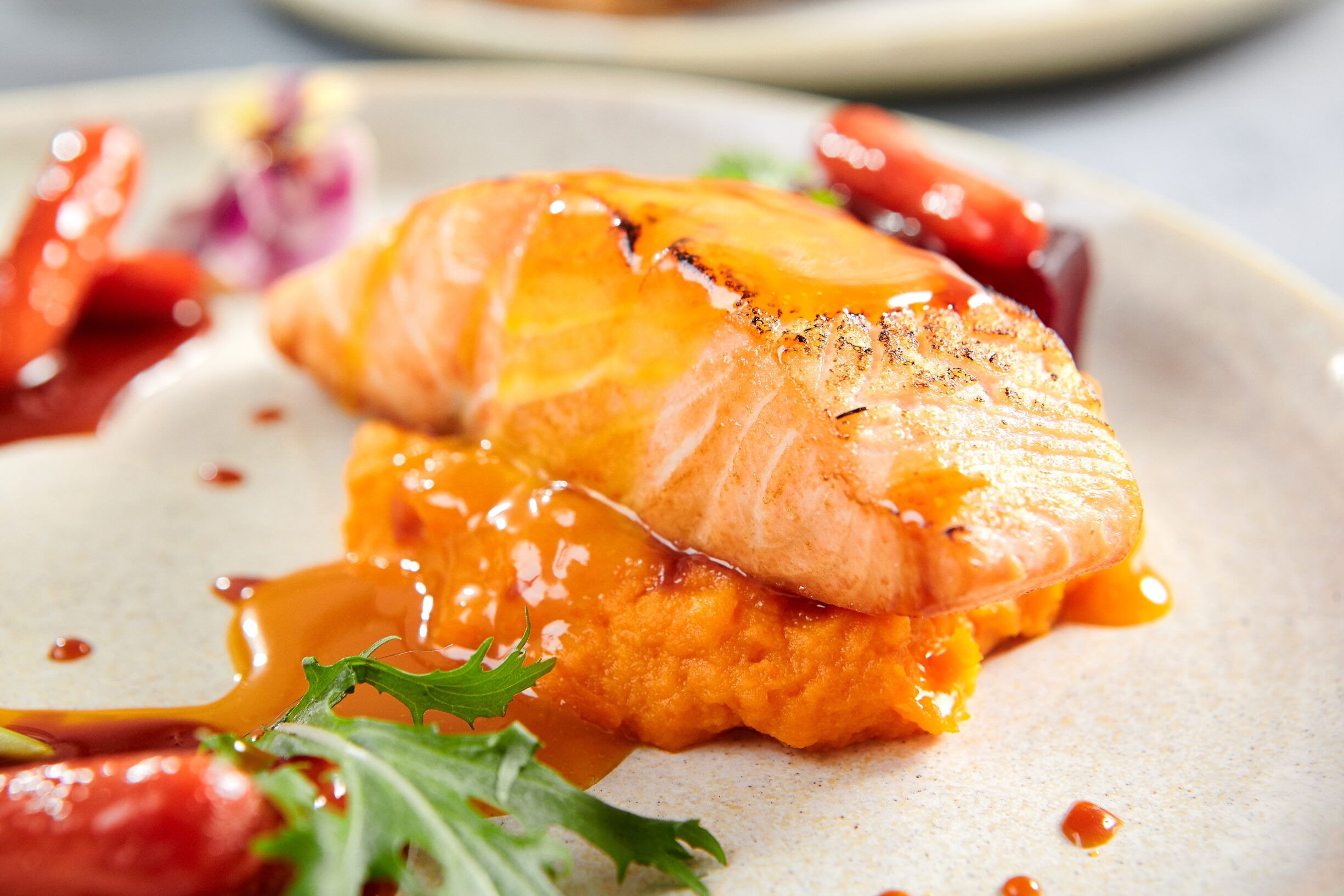 Salmão com molho de maracujá: 5 acompanhamentos para o prato