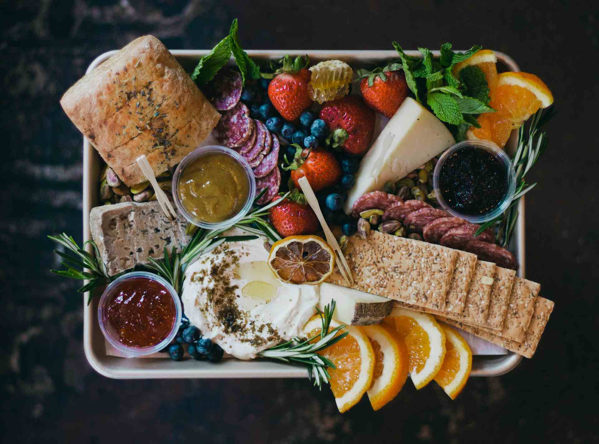 Tábua de frios com frutas: como escolher as melhores combinações para o verão