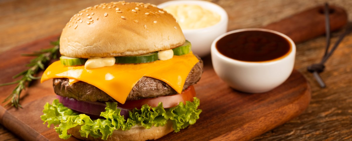 5 formas de fazer hambúrguer gourmet em casa (churrasqueira, assado, frito, airfryer, no grill…)