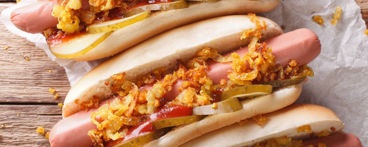 Cachorro-Quente com Salsicha Vegana e Crispy de Cebola