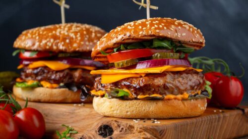 Smashburger de linguiça: aprenda a fazer o hambúrguer prensado que virou tendência
