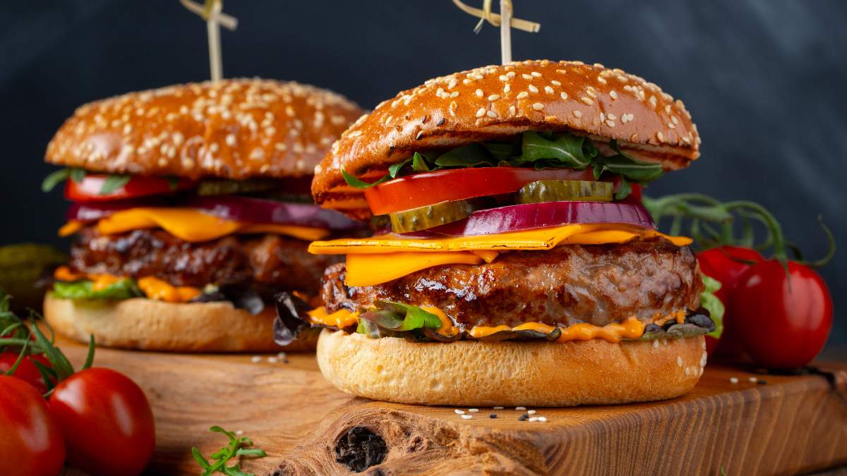 Smashburger de linguiça: aprenda a fazer o hambúrguer prensado que virou tendência 