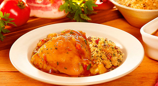 Sobrecoxa de Frango Com Mandioca e Farofa Biro Biro