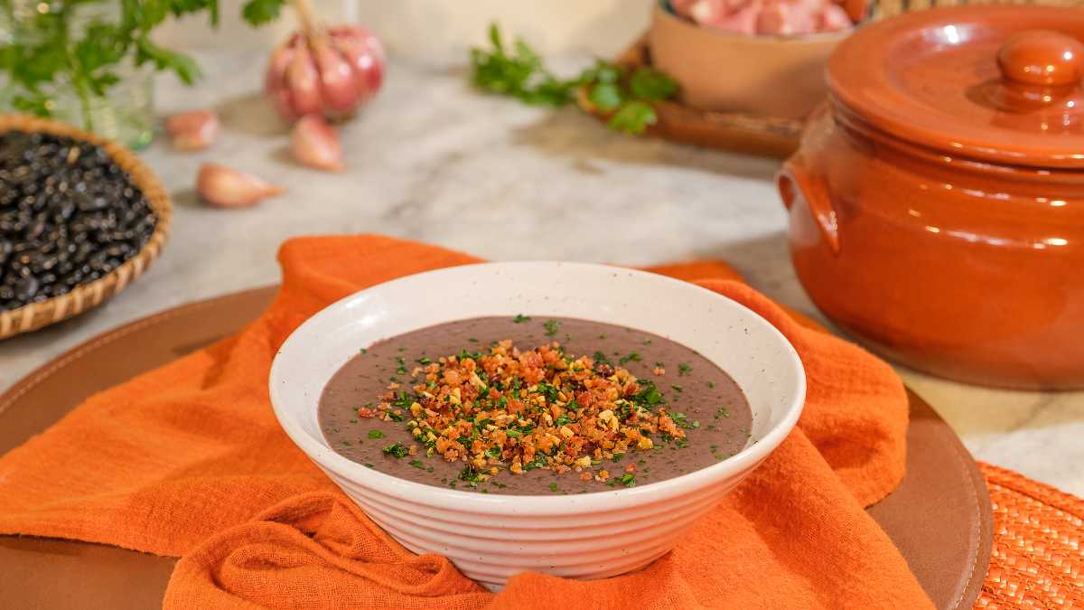 Como fazer sopa de feijão deliciosa e econômica para a família
