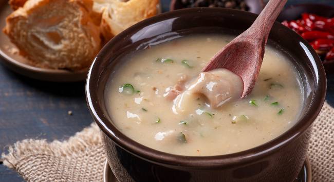 Nada de sopa sem graça: essa receita de sopa de mandioca com bacon vai te surpreender